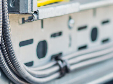 How to Choose Accessories for Cable Trays: Reliable Cable Management and Standard Compliance