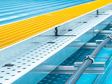 Designing Cable Tray Expansion Joints for 50 °C Rooftop Runs in the UAE: Spans, Hangers, and Thermal Drift